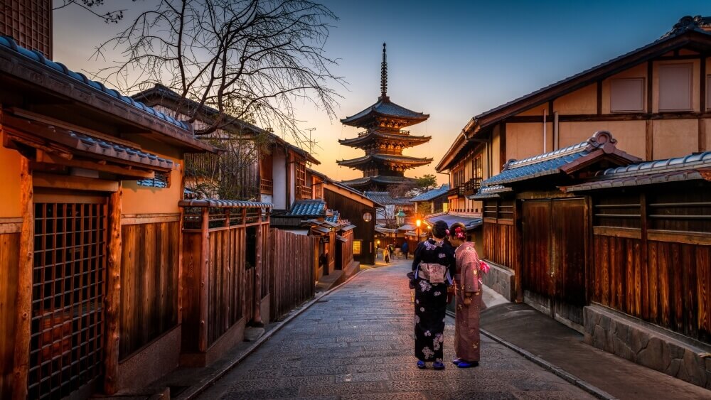 Girls are taking a photo in Gion in Kyoto