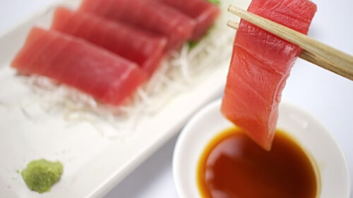 tuna sashimi dip into soy source