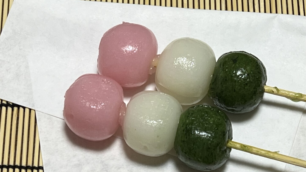 3 coloured dango