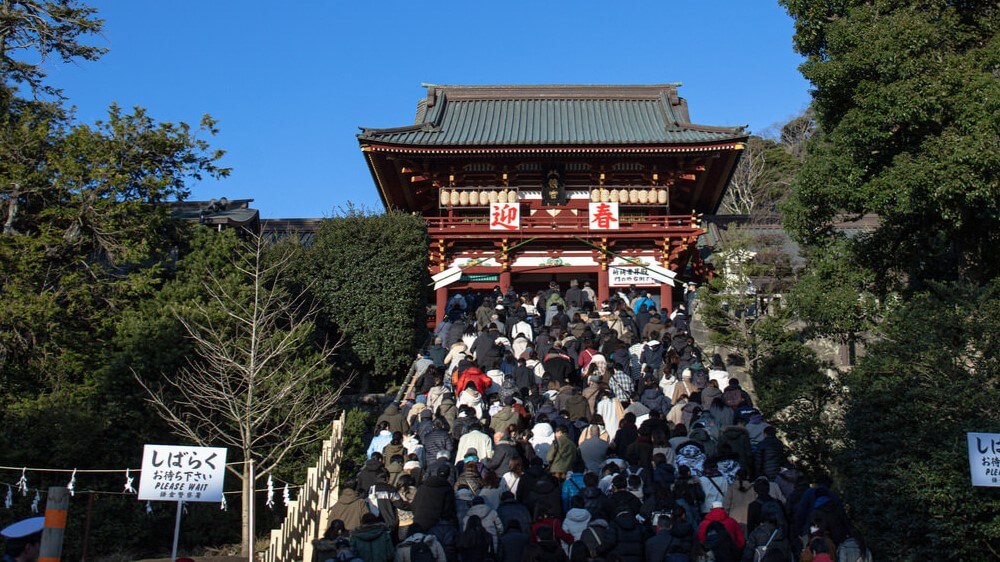 people visit tomioka hachimangu in the new year