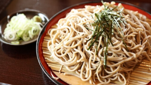 soba noodle on bamboo plate